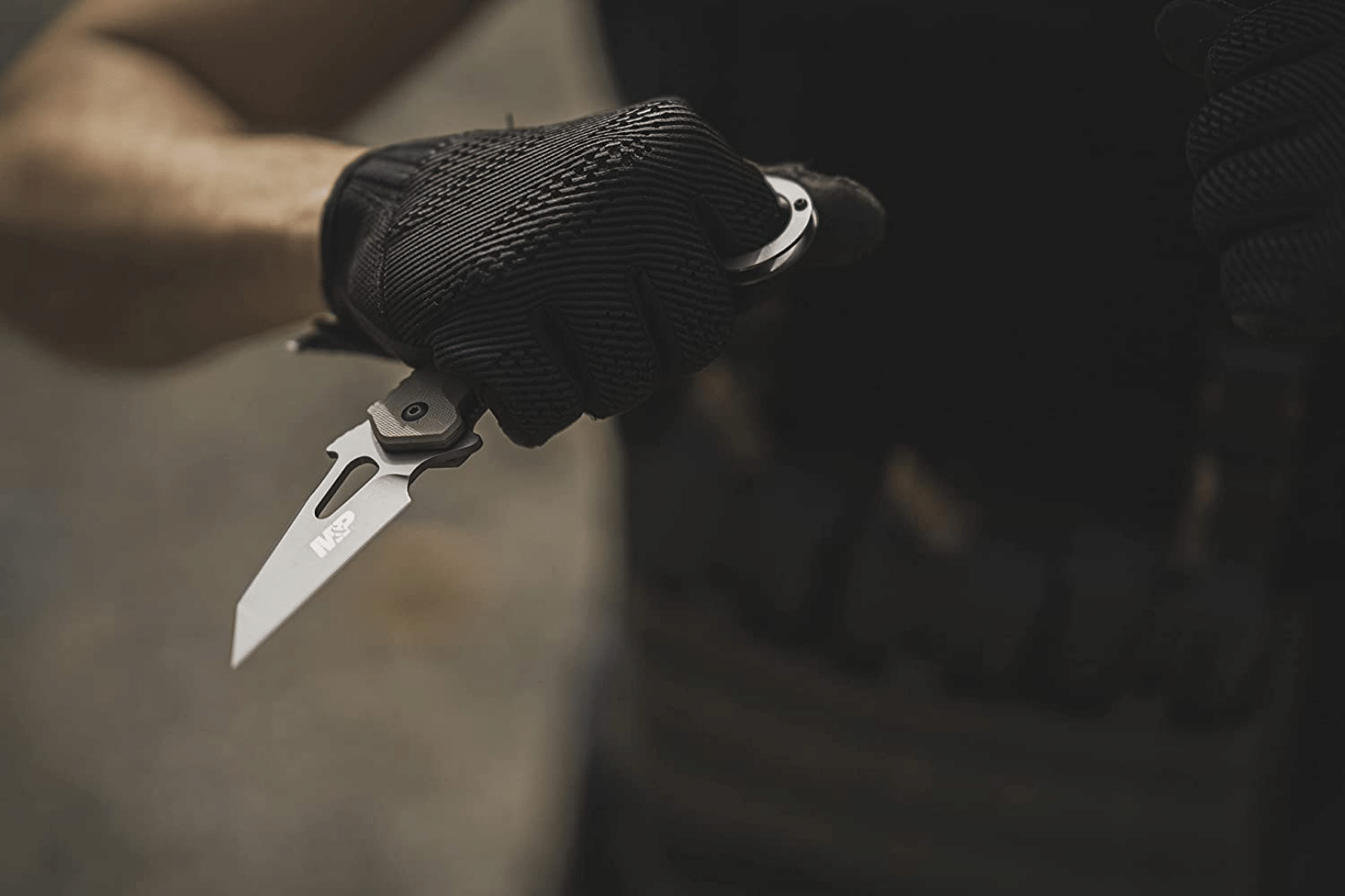 CKRT, Fox, Spyderco and KA-BAR all produce these slashing combat knives